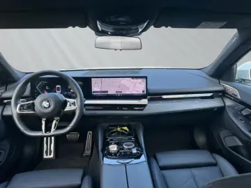 BMW 520 i M Sport Limousine Panorama Alb