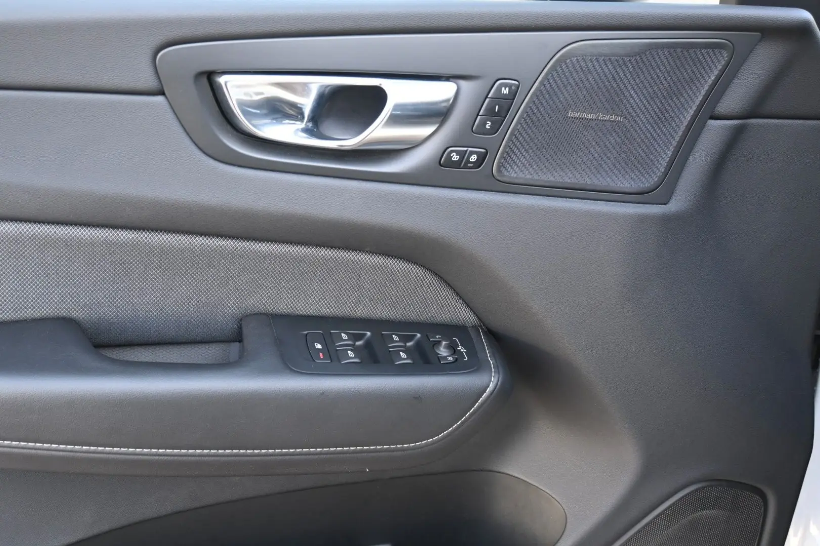 XC60 B5D AWD R-Design LUFT 360 H&K STHZ HUD QI