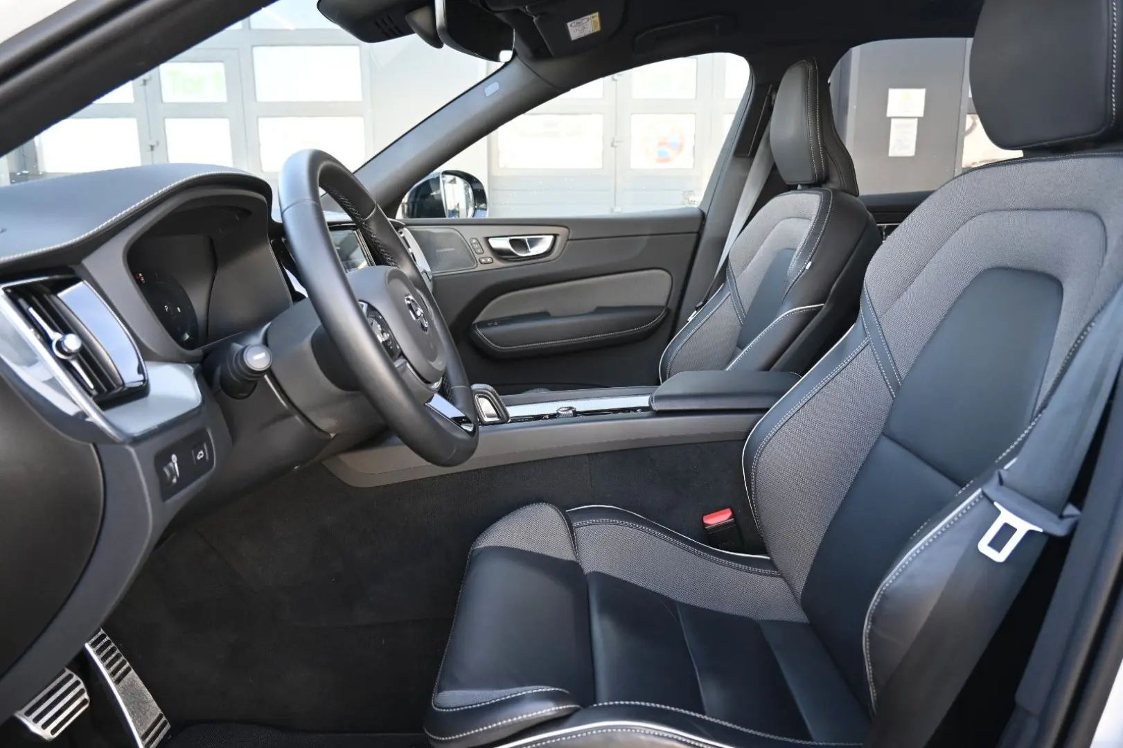 XC60 B5D AWD R-Design LUFT 360 H&K STHZ HUD QI