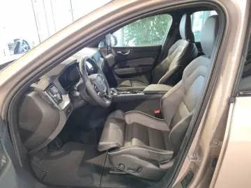 XC60 Plus Diesel  B4 AWD Mild-Hybrid  Dark Luftf