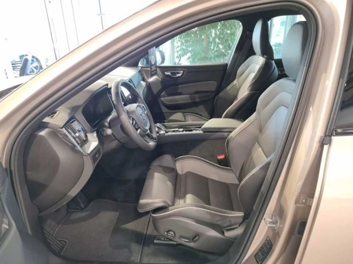 XC60 Plus Diesel  B4 AWD Mild-Hybrid  Dark Luftf