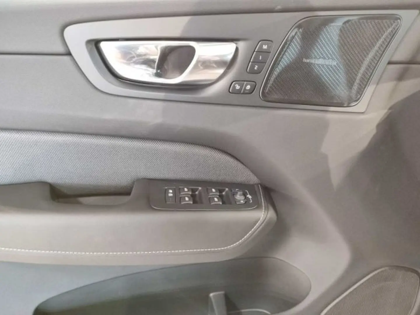 XC60 Plus Diesel  B4 AWD Mild-Hybrid  Dark Luftf