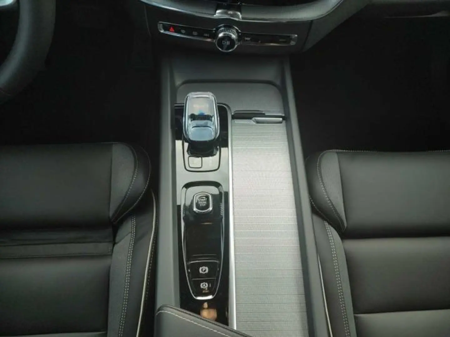 XC60 Plus Diesel  B4 AWD Mild-Hybrid  Dark Luftf