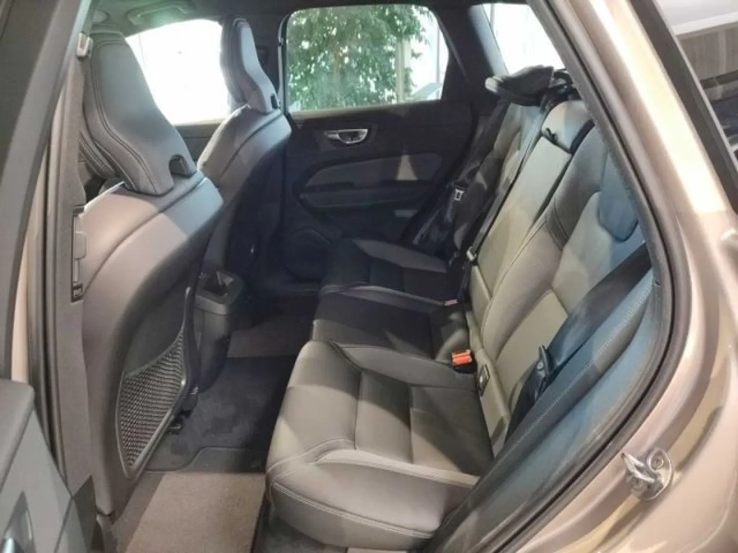 XC60 Plus Diesel  B4 AWD Mild-Hybrid  Dark Luftf