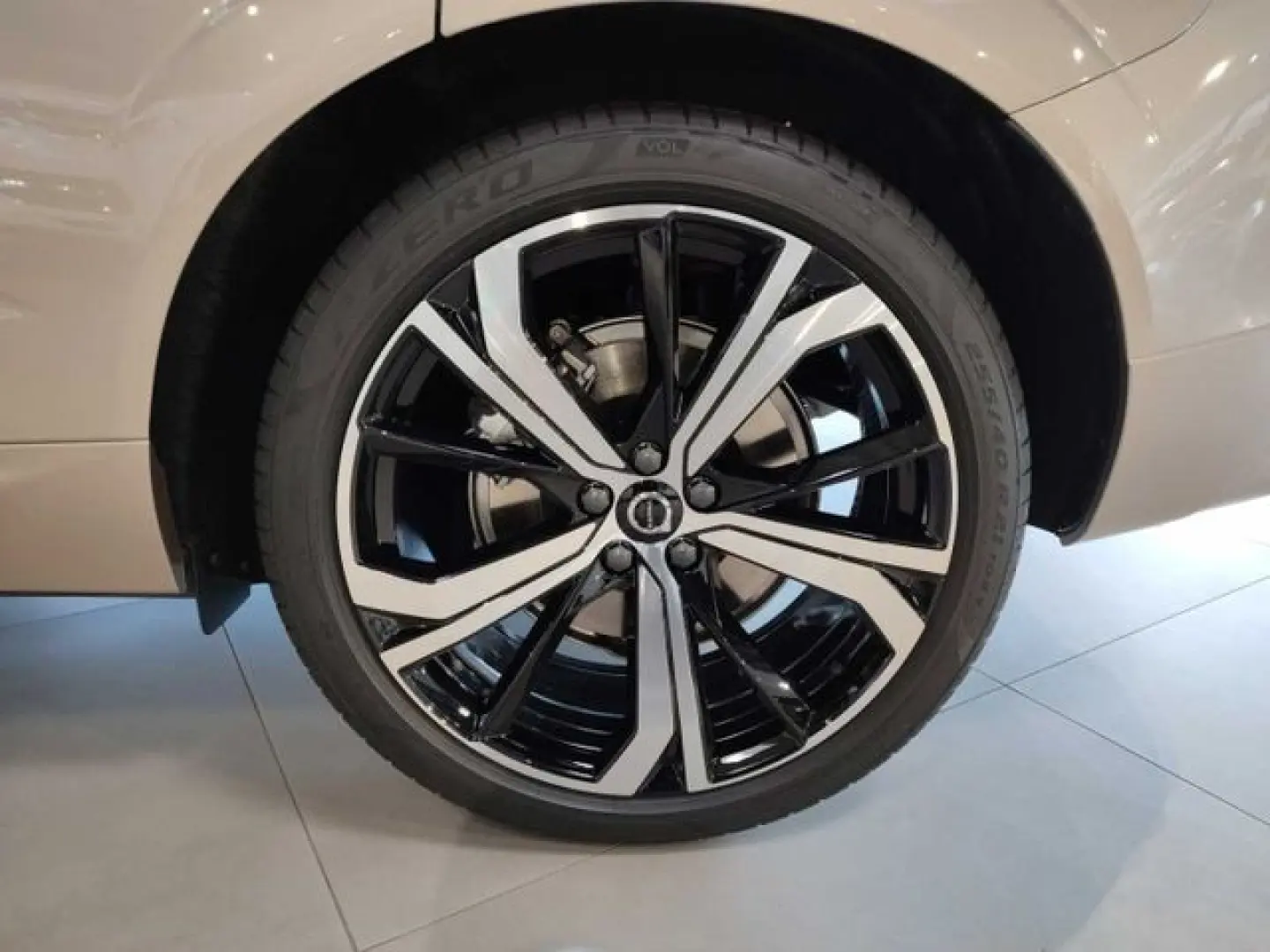 XC60 Plus Diesel  B4 AWD Mild-Hybrid  Dark Luftf