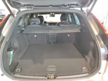XC60 Plus Diesel  B4 AWD Mild-Hybrid  Dark Luftf