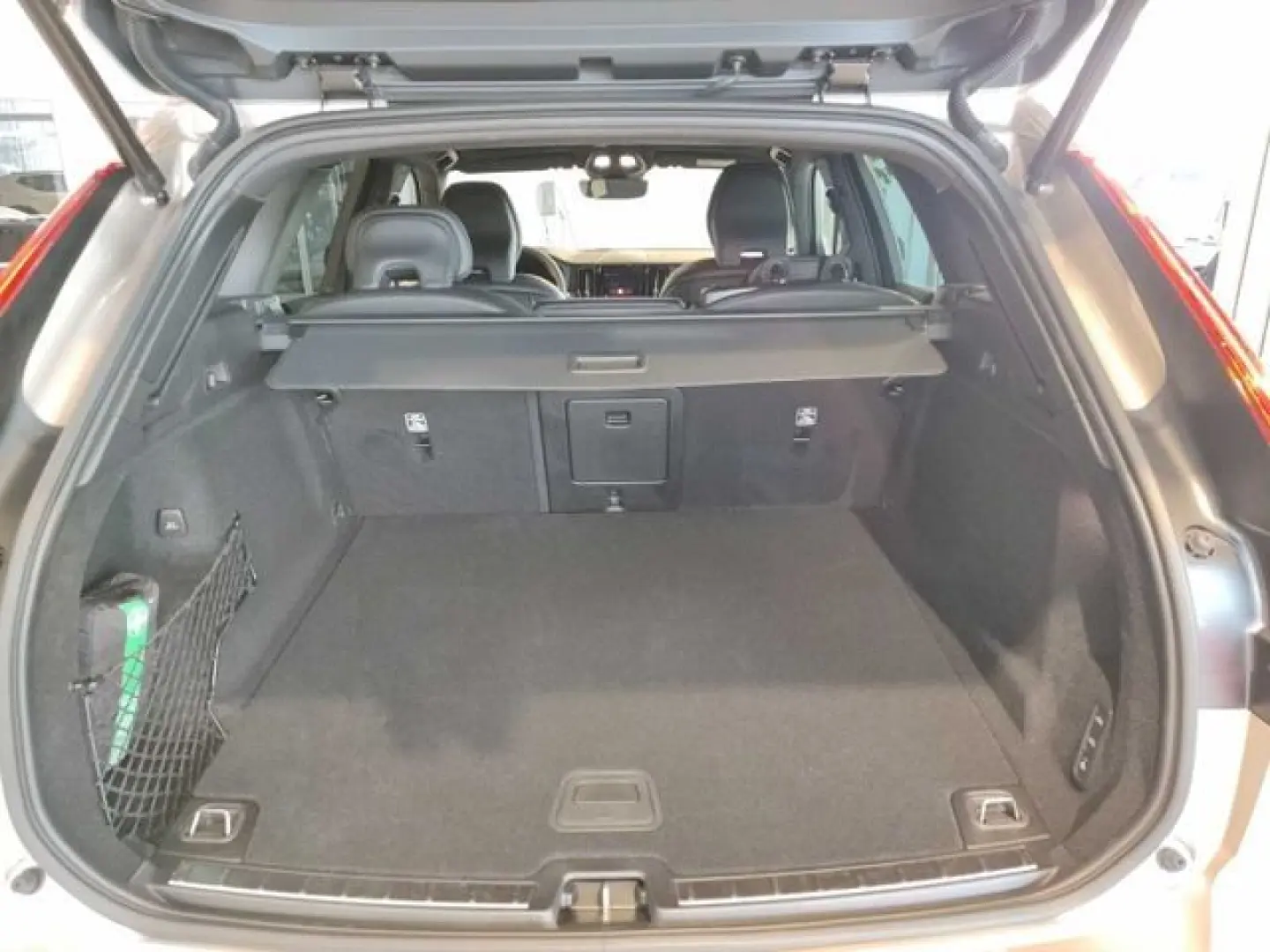 XC60 Plus Diesel  B4 AWD Mild-Hybrid  Dark Luftf