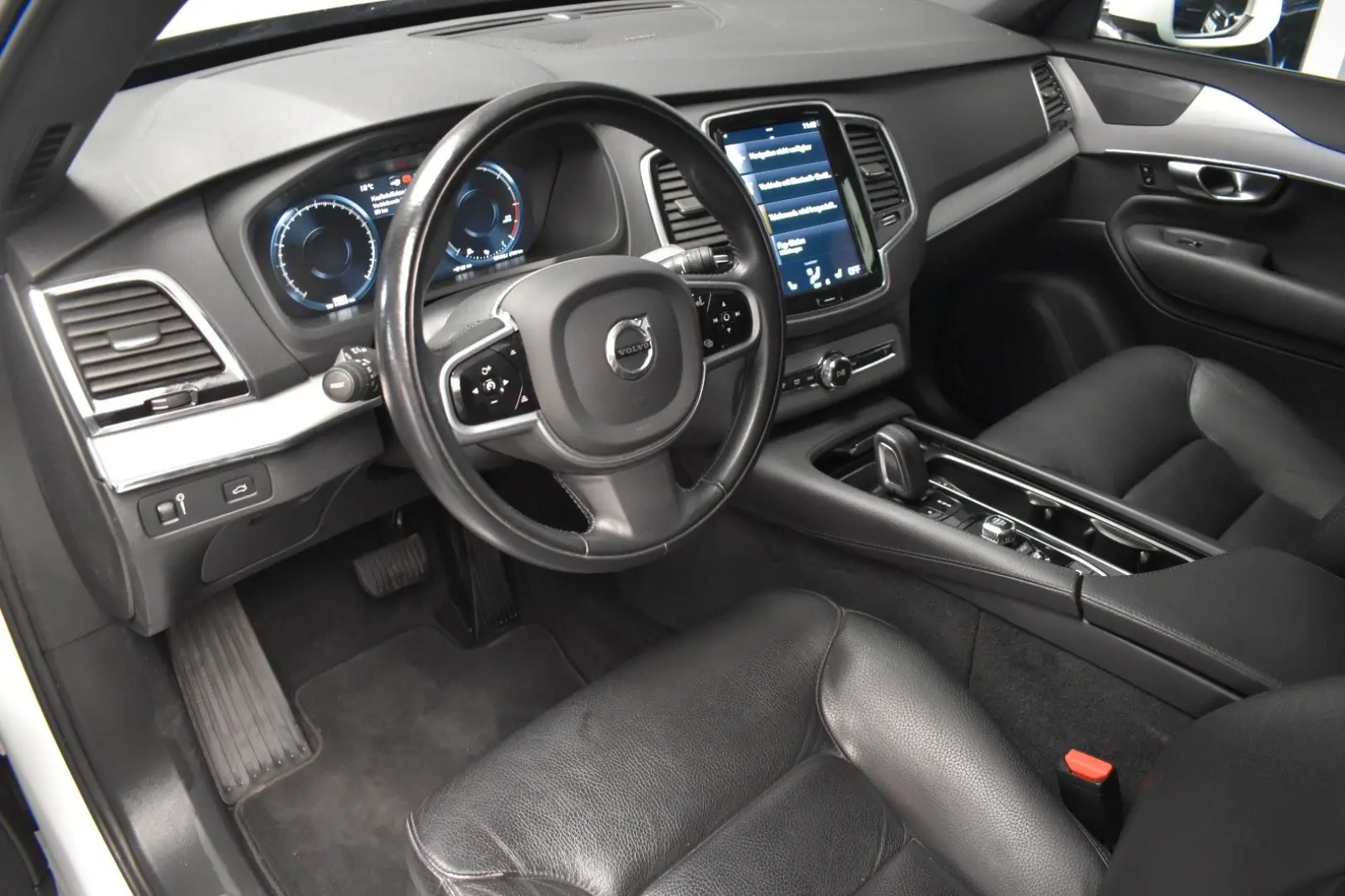 XC90 Momentum Pro AWD AHK LEDER SCHIEBEDACH LED