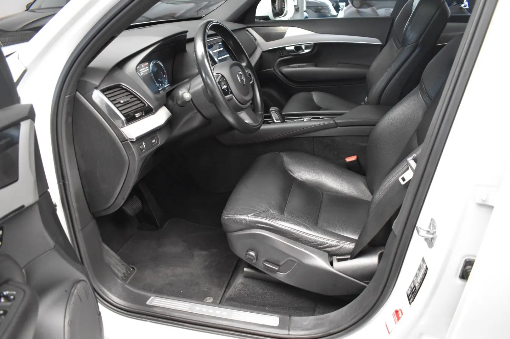 XC90 Momentum Pro AWD AHK LEDER SCHIEBEDACH LED