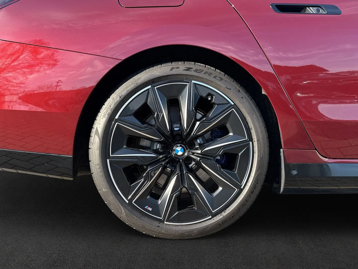 M760e xDrive TV-Fond-Entert. AHK SkyLounge B&W