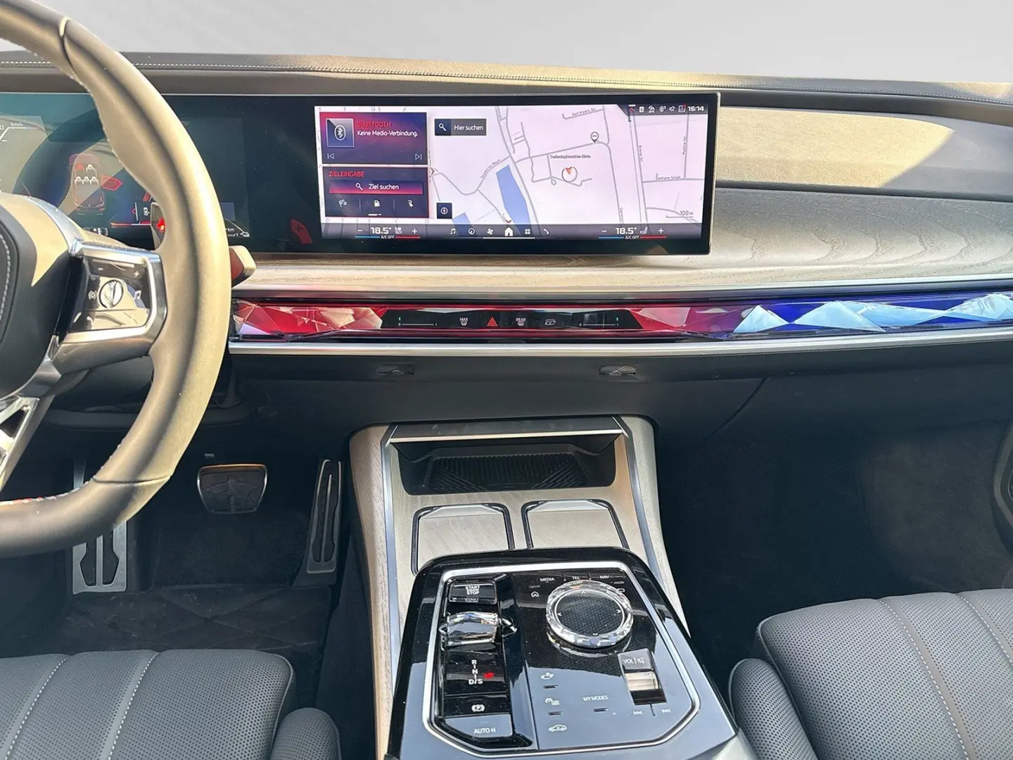 M760e xDrive TV-Fond-Entert. AHK SkyLounge B&W