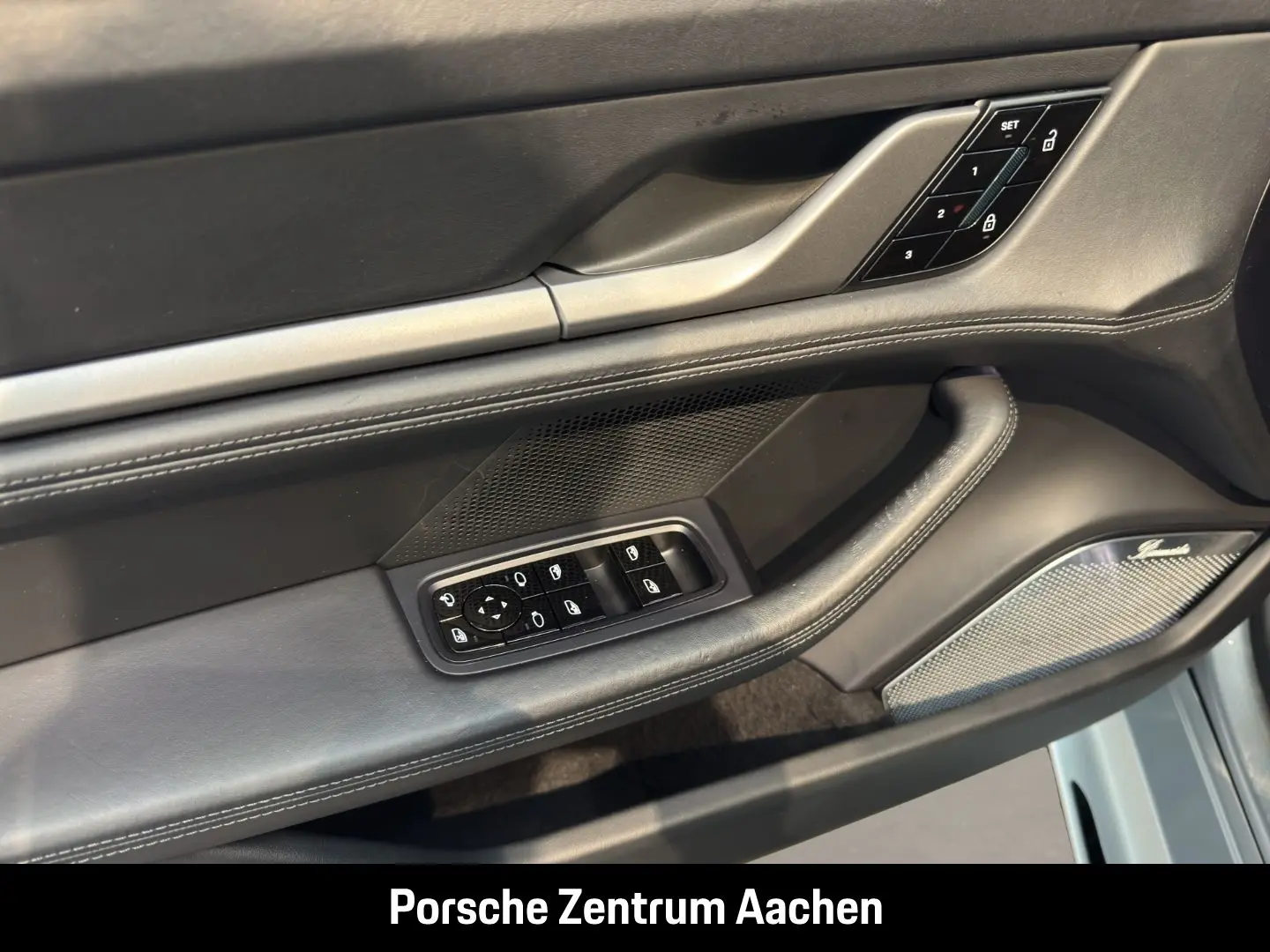 Taycan Turbo Burmester LED-Matrix Panoramadach
