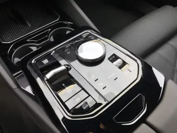 BMW 530 e xDrive M SPORT ICONIC GLOW