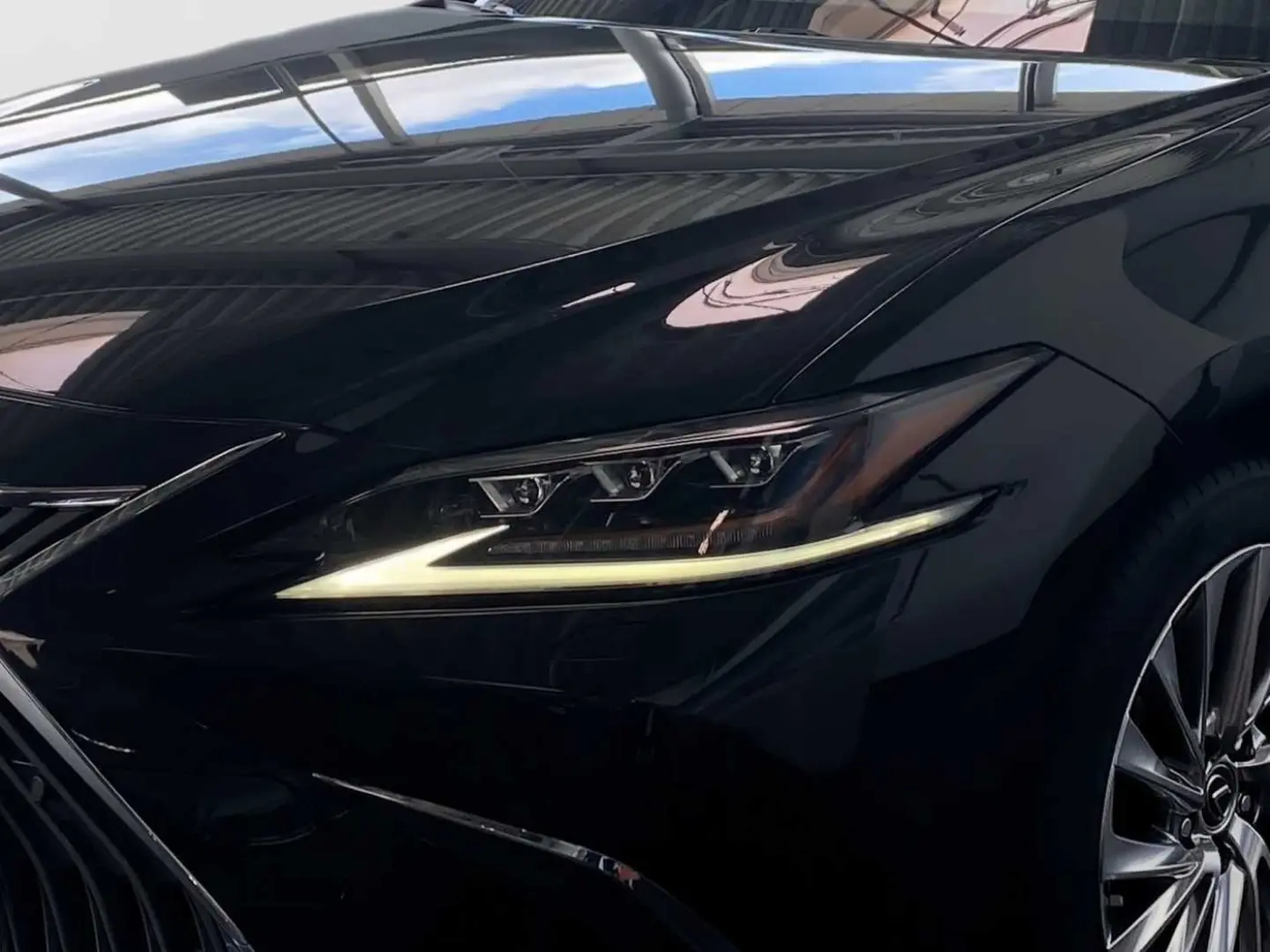 ES 300 h 2.5 Hybrid Luxury Line LED HUD