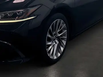 ES 300 h 2.5 Hybrid Luxury Line LED HUD