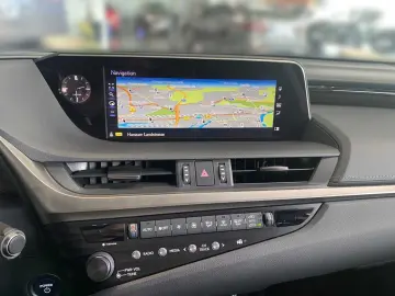 ES 300 h 2.5 Hybrid Luxury Line LED HUD