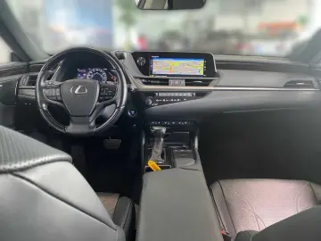 ES 300 h 2.5 Hybrid Luxury Line LED HUD