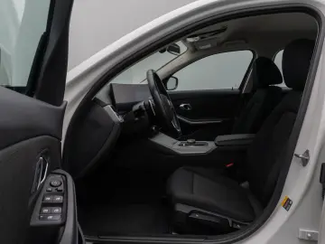 330e GeschwindigReg PDC CockpitPlus DAB Sport
