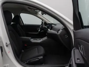 330e GeschwindigReg PDC CockpitPlus DAB Sport