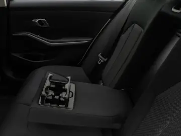 330e GeschwindigReg PDC CockpitPlus DAB Sport