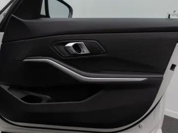 330e GeschwindigReg PDC CockpitPlus DAB Sport