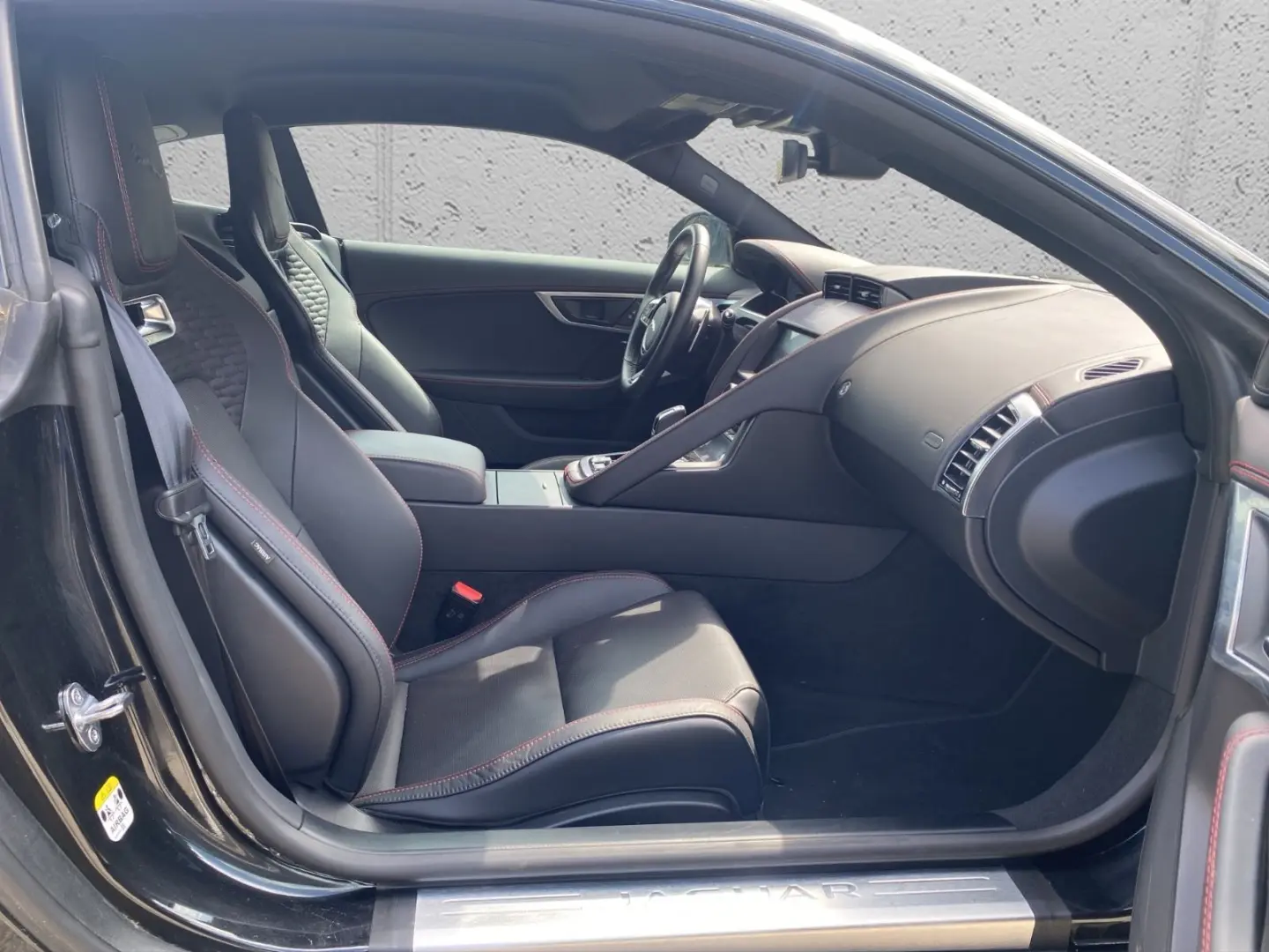 F-TYPE Coupe P300 Black Pack Performance Sitze