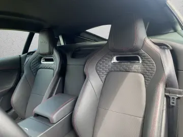 F-TYPE Coupe P300 Black Pack Performance Sitze