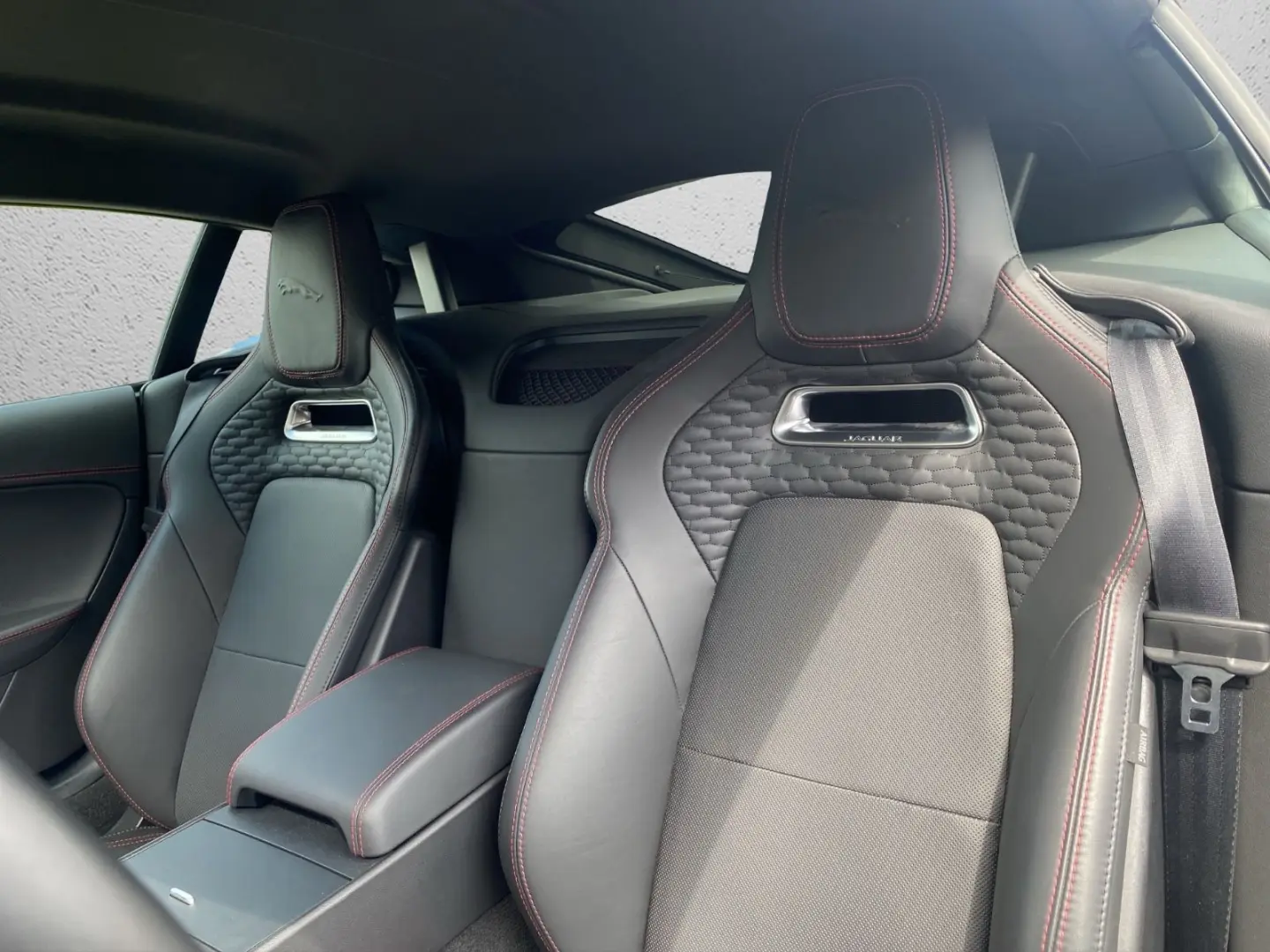 F-TYPE Coupe P300 Black Pack Performance Sitze