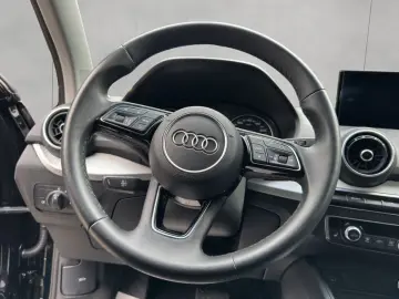 Q2 35 TFSI S-tronic S-Line NAVI PDC GJR