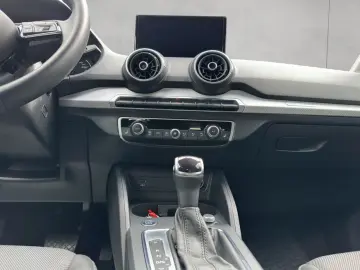 Q2 35 TFSI S-tronic S-Line NAVI PDC GJR