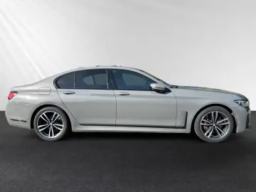 BMW 740 d xDrive M Sport Auxiliary heating  panoramic  masaj
