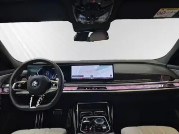 740d xDrive M Sport SkyLounge