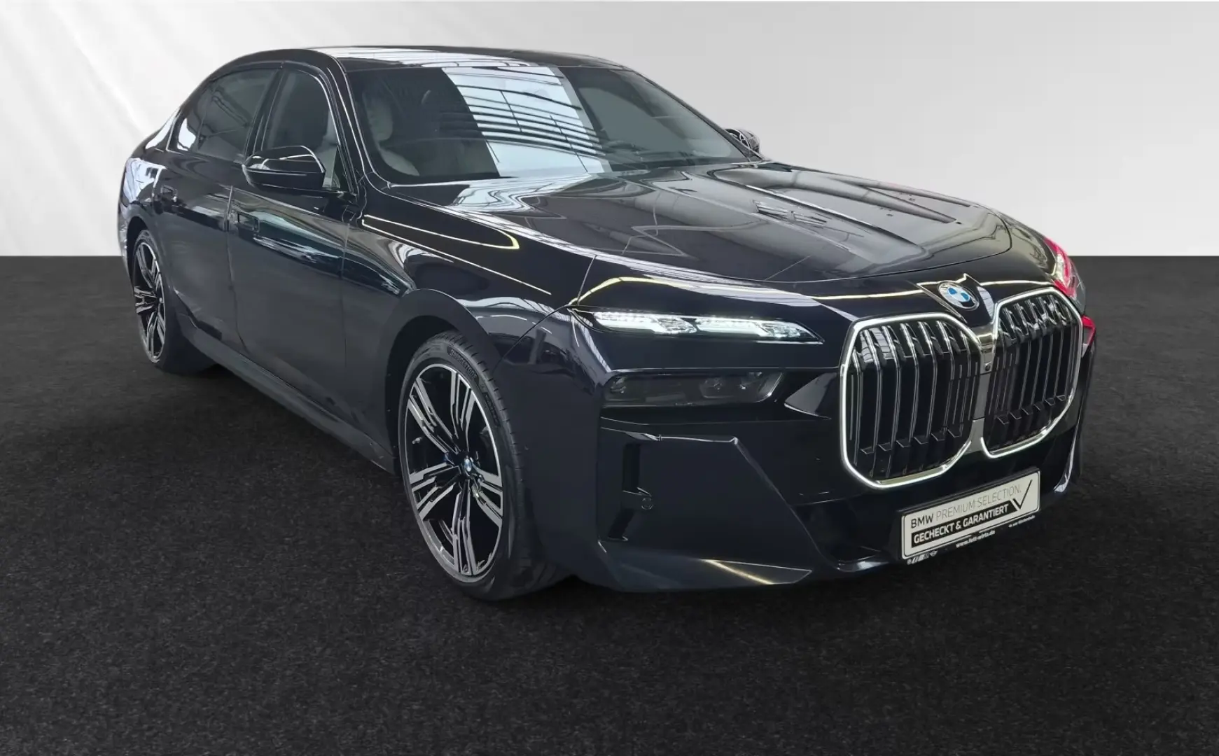 740d xDrive M Sport SkyLounge