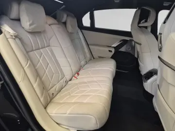 740d xDrive M Sport SkyLounge