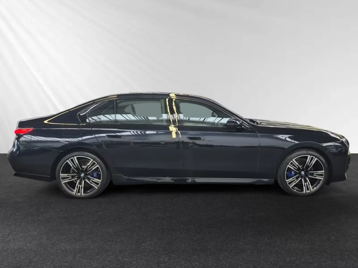 740d xDrive M Sport SkyLounge