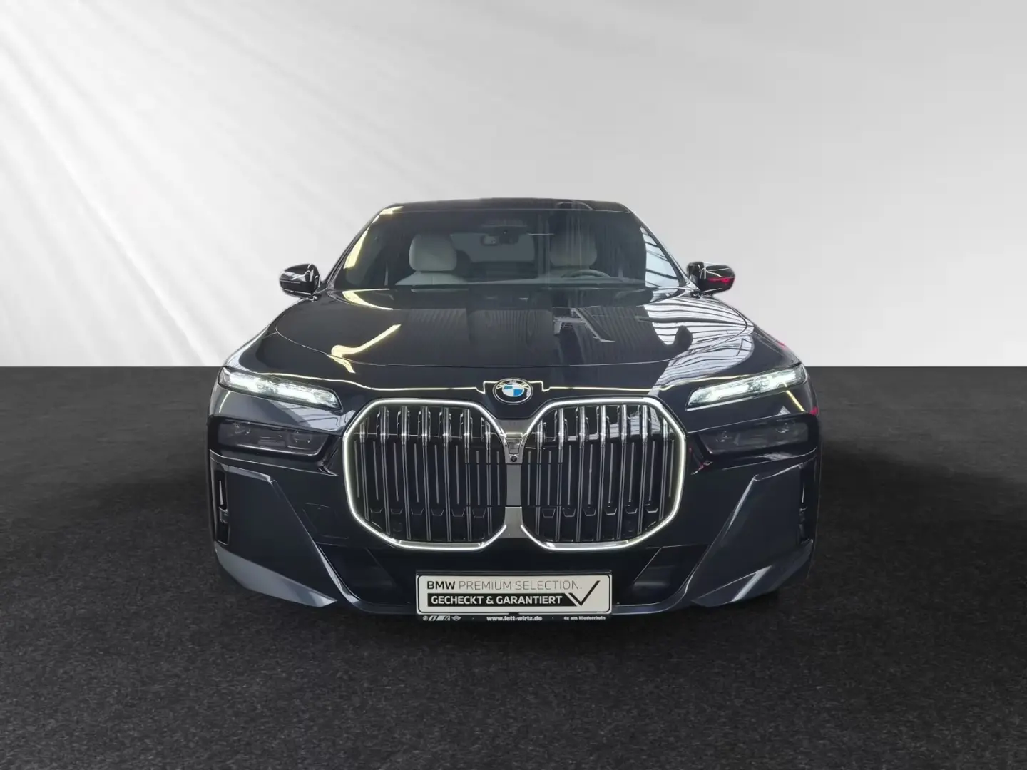 740d xDrive M Sport SkyLounge