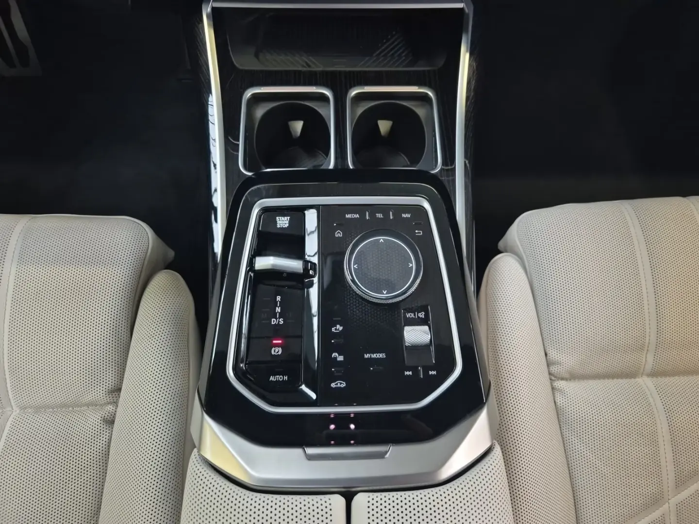 740d xDrive M Sport SkyLounge