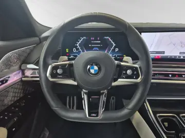 740d xDrive M Sport SkyLounge
