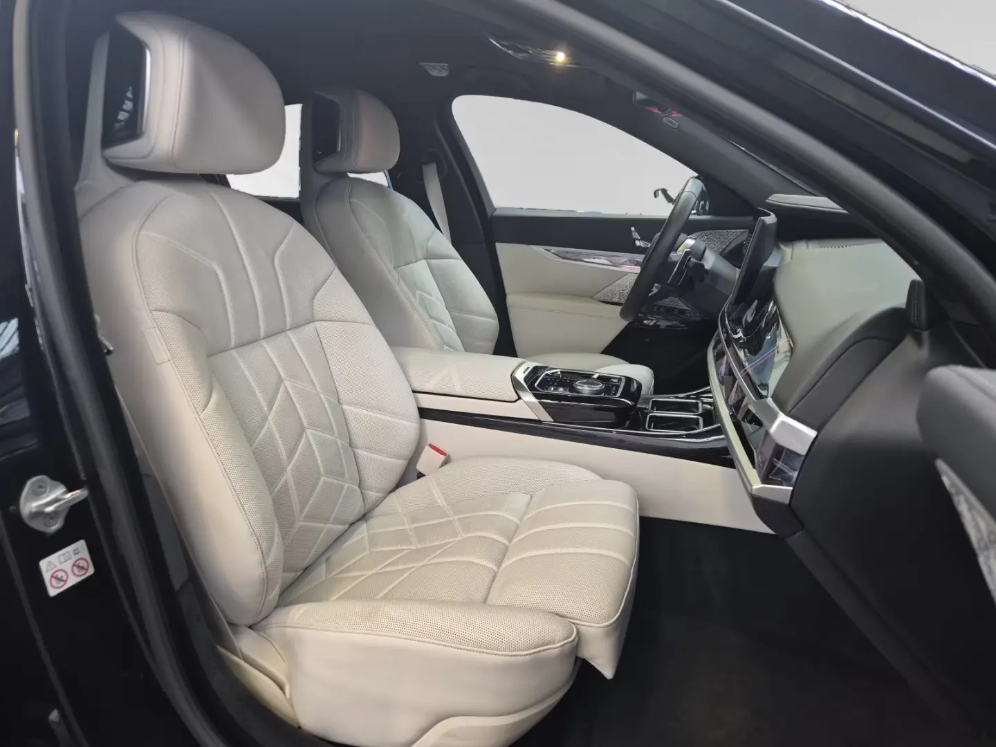 740d xDrive M Sport SkyLounge