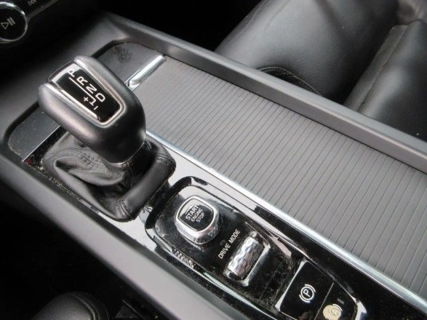 V60 T4 LED SHZ LEDER R´CAM SOUNDSYSTEM