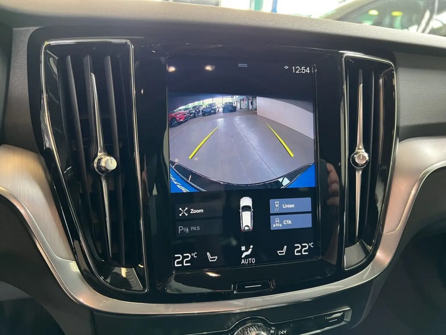 V60 D3 Momentum-Pro Aut BLIS Navi LED Kamera