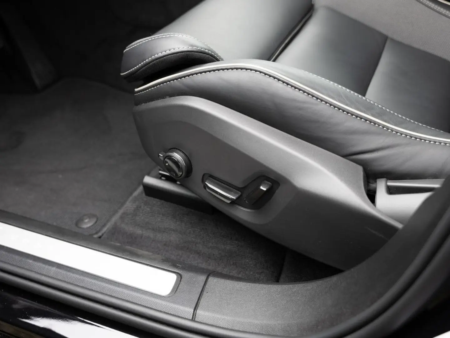 XC60 T6 Plus Black Edition Recharge AWD AHK PANO