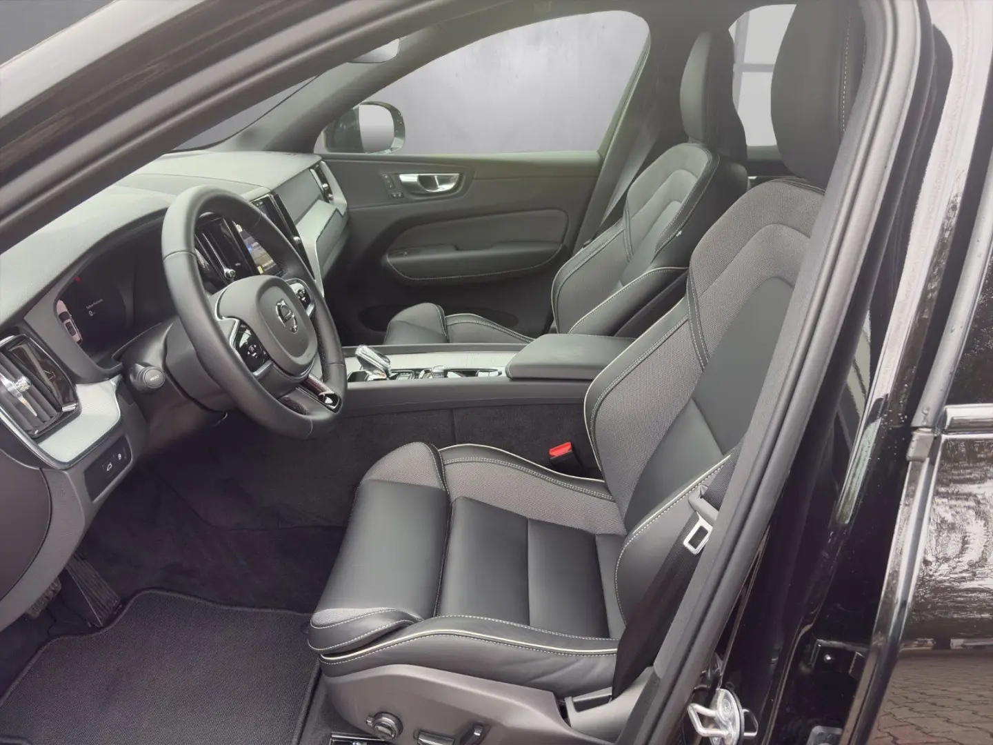 XC60 T6 Plus Black Edition Recharge Plug-In Hybr
