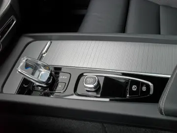 XC60 T6 Plus Dark   AWD   21er   Licht