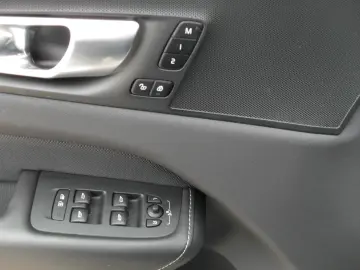 XC60 T6 Plus Dark   AWD   21er   Licht