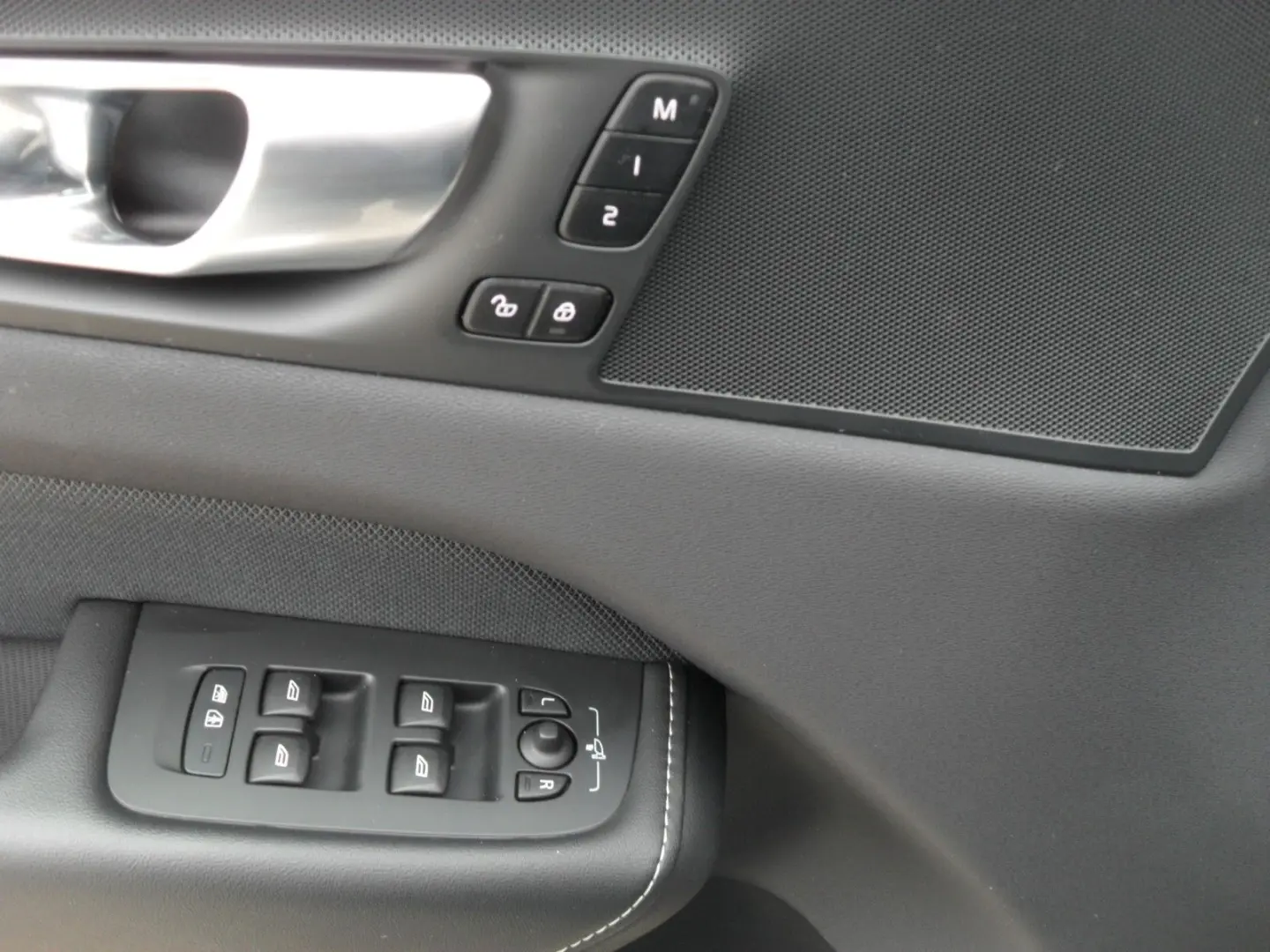 XC60 T6 Plus Dark   AWD   21er   Licht