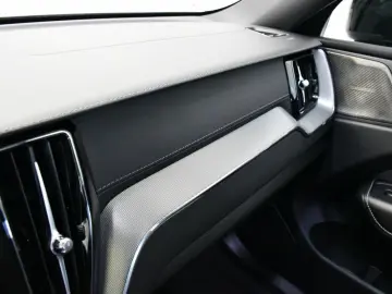 XC60 T6 Ultra Black AWD ACC HuD PAN 360 ST.HZ BT