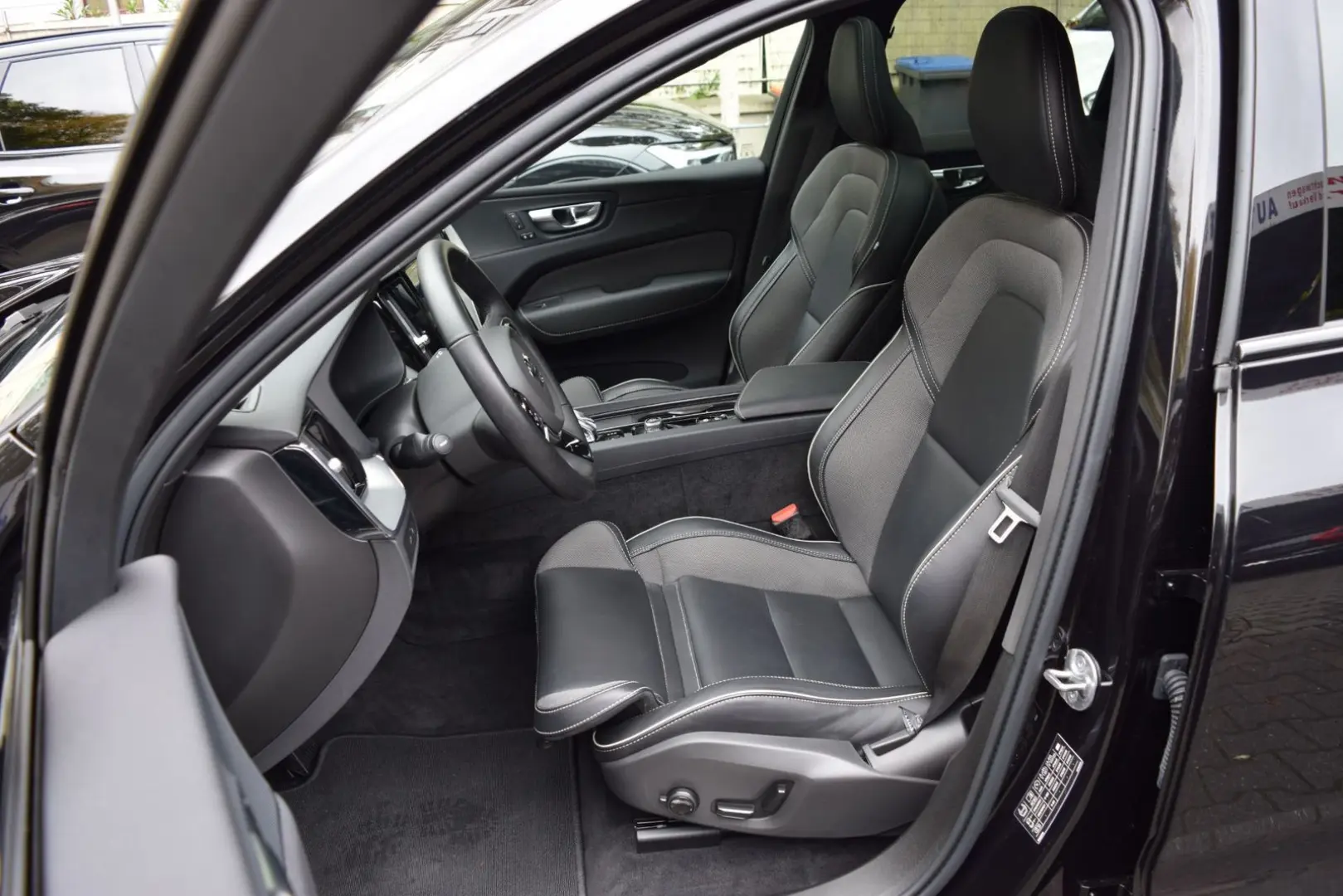 XC60 T6 AWD Plus Black Edition PANO St-Heiz ACC