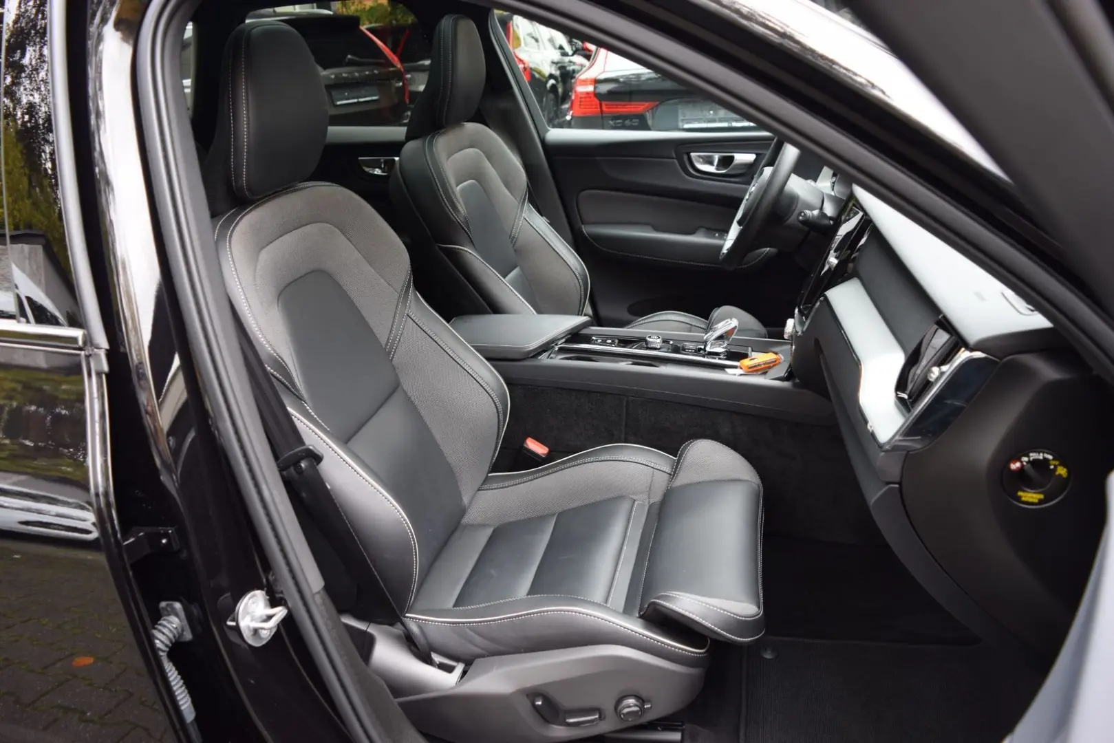 XC60 T6 AWD Plus Black Edition PANO St-Heiz ACC