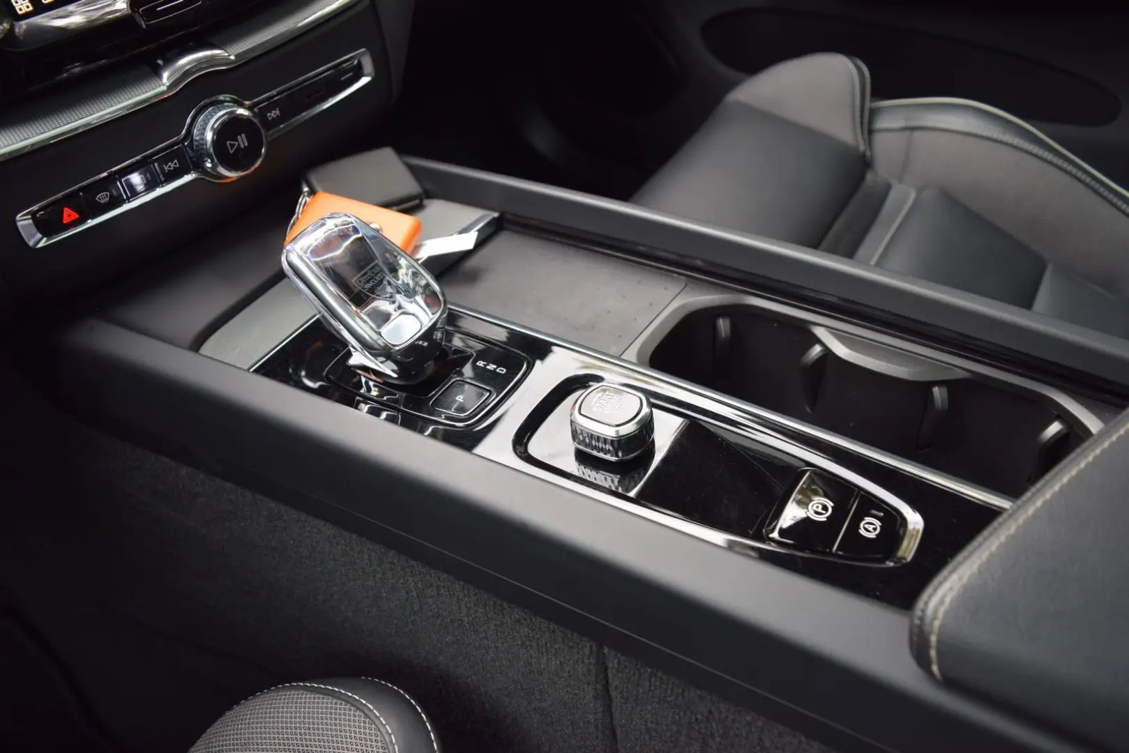 XC60 T6 AWD Plus Black Edition PANO St-Heiz ACC